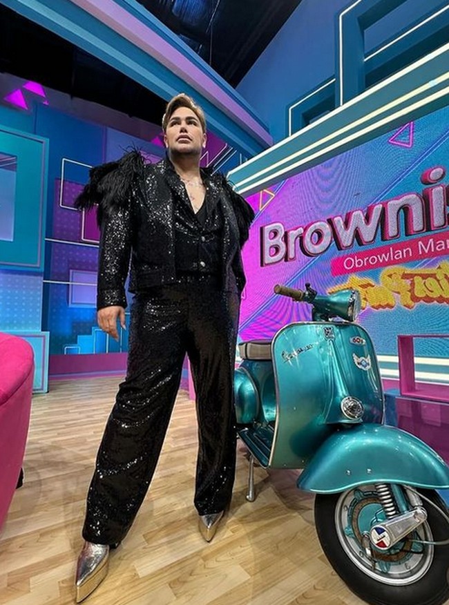 Dalam episode tersebut, Ivan Gunawan tampil mengenakan busana serba hitam. Igun tampil dengan jaket sequin dengan detail bulu di bagian bahunya. Baju tersebut dipadankan dengan celana cutbray hitam. Di momen tersebut Ivan pun menggunakan sepatu pantofel yang memiliki hak tinggi. Foto: dok. Instagram/@ivan_gunawan