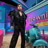 Dalam episode tersebut, Ivan Gunawan tampil mengenakan busana serba hitam. Igun tampil dengan jaket sequin dengan detail bulu di bagian bahunya. Baju tersebut dipadankan dengan celana cutbray hitam. Di momen tersebut Ivan pun menggunakan sepatu pantofel yang memiliki hak tinggi. Foto: dok. Instagram/@ivan_gunawan