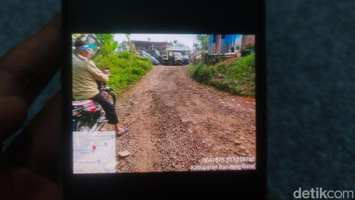 Jalan rusak di Bandung Barat.