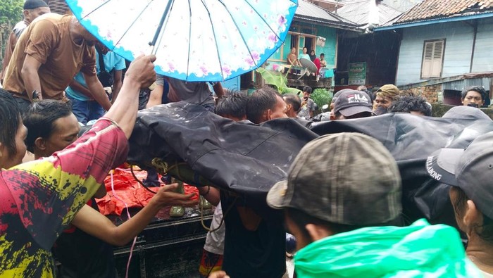 Jenazah Yudi yang dilaporkan hikang usai hanyut di Sungai dibawa ke rumah duka.