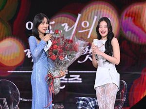 Gaya Jennie BLACKPINK Tampil Solo di Acara TV Disorot, Pakai Stocking Lace
