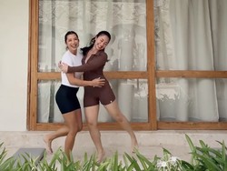 Gaya Nikita Willy & Jennifer Bachdim Yoga Bareng, Ikuti Hot Mom Challenge