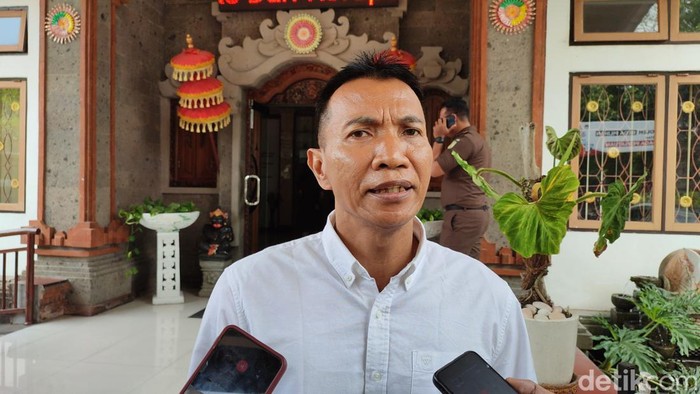 Kadek Agus Mulyawan selaku kuasa hukum Jero Dasaran Alit saat ditemui di Kejari Tabanan, Kamis (4/1/2024). (Ahmad Firizqi Irwan/detikBali)