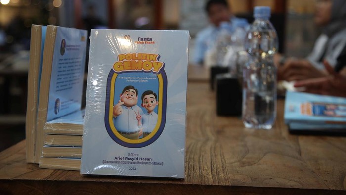 Juru Bicara Tim Kampanye Nasional (TKN) Pemilih Muda (Fanta) Prabowo-Gibran Dedek Prayudi bersama Golkar Institute Mulya Amri, Peneliti Strategi Lingkar Nusantara Fullah Jumaynah dan Tim Fanta Think Tank Suhardi menjadi pembicara saat peluncuran dan Bedah Buku berjudul 