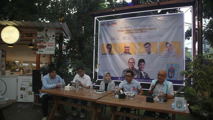 Juru Bicara Tim Kampanye Nasional (TKN) Pemilih Muda (Fanta) Prabowo-Gibran Dedek Prayudi bersama Golkar Institute Mulya Amri, Peneliti Strategi Lingkar Nusantara Fullah Jumaynah dan Tim Fanta Think Tank Suhardi menjadi pembicara saat peluncuran dan Bedah Buku berjudul Juru Bicara Tim Kampanye Nasional (TKN) Pemilih Muda (Fanta) Prabowo-Gibran Dedek Prayudi bersama Golkar Institute Mulya Amri, Peneliti Strategi Lingkar Nusantara Fullah Jumaynah dan Tim Fanta Think Tank Suhardi menjadi pembicara saat peluncuran dan Bedah Buku berjudul