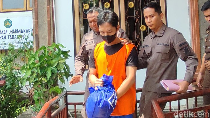 Kadek Dwi Arnata alias Jero Dasaran Alit saat keluar dari Kantor Kejaksaan Negeri Tabanan, Kamis (4/1/2024). (Foto: Ahmad Firizqi Irwan/detikBali)