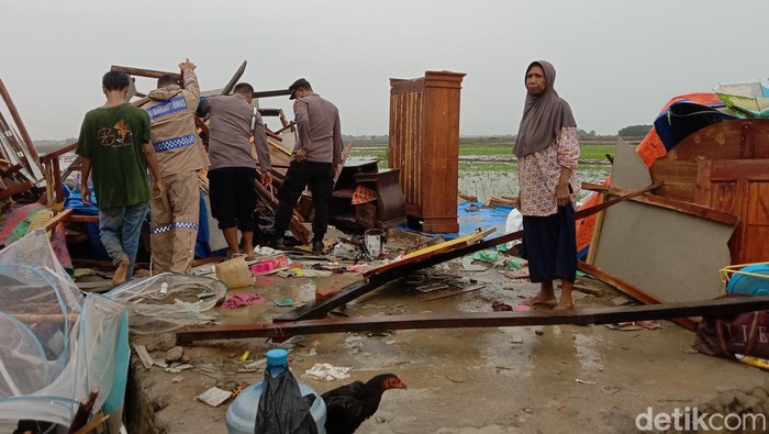 Kaeni dan sisa reruntuhan rumahnya akibat dihantam puting beliung