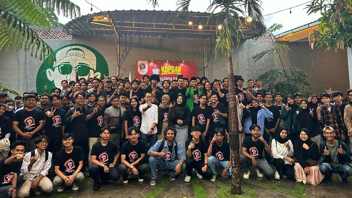 Kala Mahasiswa Yogyakarta Kopdar Kawal Pemilu Sekali Putaran Ratusan aktivis mahasiswa dari berbagai kampus dan organisasi di Yogyakarta menggelar Kopi Darat Formasi Indonesia Moeda untuk βKawal Agenda Rakyat: Pilpres 2024 Sekali Putaran untuk Indonesia Majuβ.