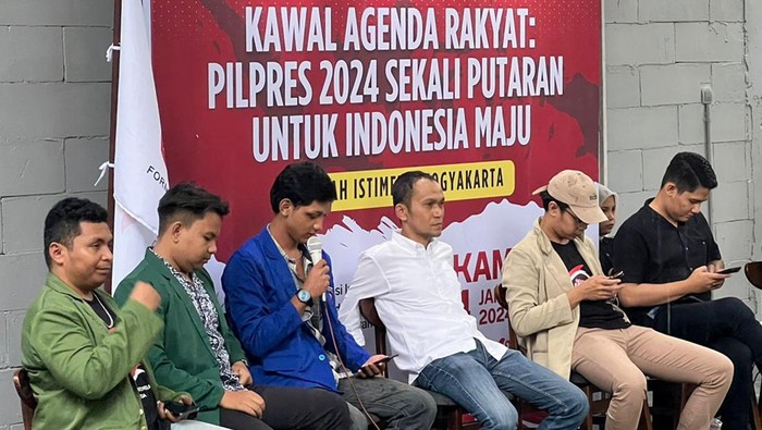 Kala Mahasiswa Yogyakarta Kopdar Kawal Pemilu Sekali Putaran Ratusan aktivis mahasiswa dari berbagai kampus dan organisasi di Yogyakarta menggelar Kopi Darat Formasi Indonesia Moeda untuk βKawal Agenda Rakyat: Pilpres 2024 Sekali Putaran untuk Indonesia Majuβ.