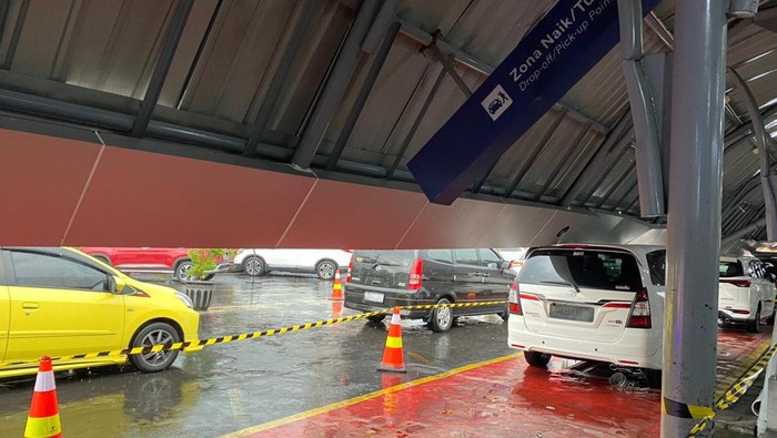 Kanopi drop zone sisi selatan Stasiun Tugu, Kota Jogja, ambruk, Kamis (4/1/2024).