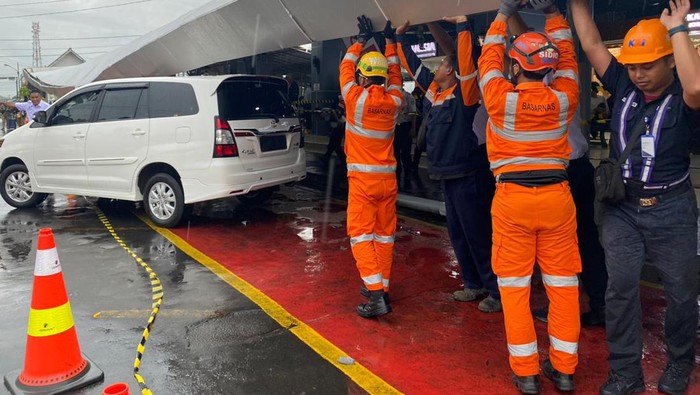 Petugas Basarnas berusaha mengangkat kanopi di Stasiun Tugu Jogja yang ambruk akibat hujan disertai angin kencang Kamis (4/1/2024).