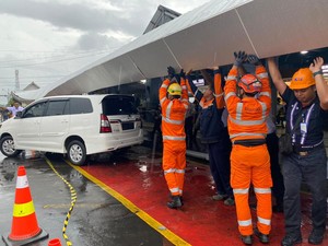 Hujan Lebat, Kanopi Stasiun Tugu Jogja Ambruk Timpa 5 Mobil