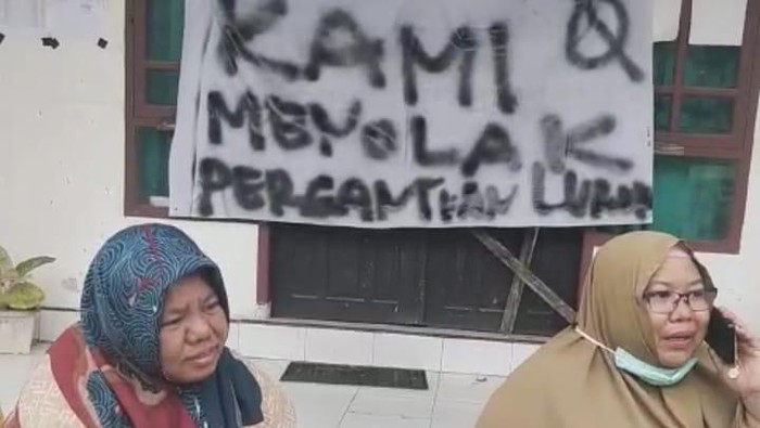 Kantor Lurah Bulo di Kabupaten Luwu disegel warga.