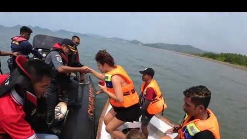 Evakuasi penumpang kapal Pinisi 
Alfathran yang kandas karena kabut di perairan Labuan Bajo, Kabupaten Manggarai Barat, NTT, Kamis (4/1/2024). (Dok. KSOP Kelas III Labuan Bajo)