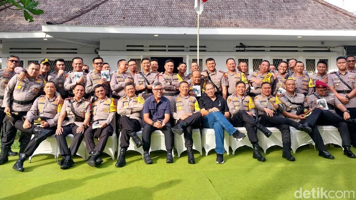 Kapolda Sumut saat mengunjungi rumah Hoegeng di Medan. (Finta Rahyuni/detikSumut)