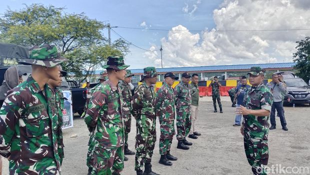 Kasrem 161/Wirasakti Kupang Kolonel CPL Simon Petrus Kamlasi saat memberikan arahan kepada personelnya di Pelabuhan Bolok, Kabupaten Kupang, NTT, Kamis (4/1/2024). (Yufengki Yampes Bria/detikBali)