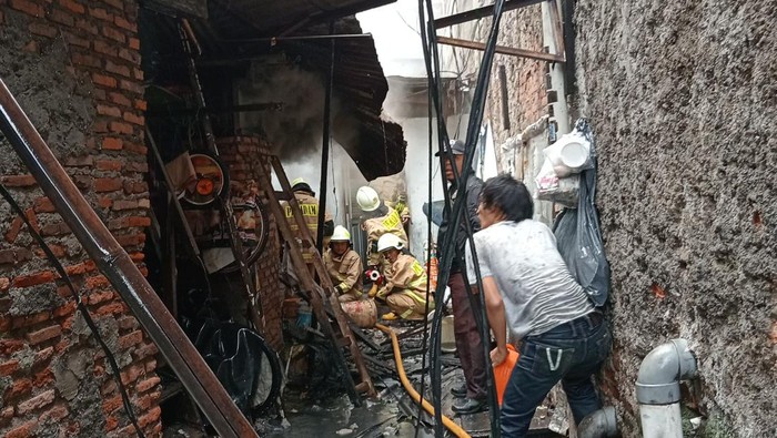 Kebakaran besar melanda kawasan Jelambar, Jakarta Barat (Jakbar). Sebanyak 15 rumah hangus terbakar. (dok Damkar Jakbar)