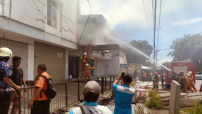 Kebakaran ruko di Surabaya
