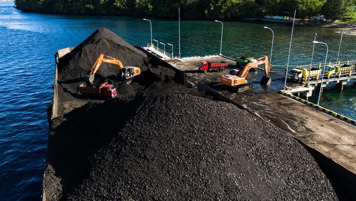 Pekerja mengoperasikan alat berat saat bongkar muat batu bara ke dalam truk yang didatangkan dari Samarinda di Pelabuhan  PLTU Tidore Kepulauan, Maluku Utara, Kamis (4/1/2023). Kementerian Energi dan Sumber Daya Mineral (ESDM) mencatat alokasi penggunaan batubara dalam negeri pembangkit dan industri dalam lima tahun ke depan akan naik 165 juta ton menjadi 208,5 juta ton di tahun 2025 yang didominasi oleh pembangkit listrik. ANTARA/Andri Saputra/foc.