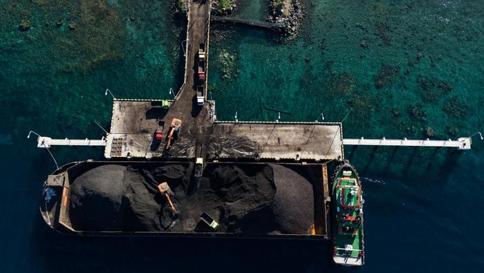 Pekerja mengoperasikan alat berat saat bongkar muat batu bara ke dalam truk yang didatangkan dari Samarinda di Pelabuhan  PLTU Tidore Kepulauan, Maluku Utara, Kamis (4/1/2023). Kementerian Energi dan Sumber Daya Mineral (ESDM) mencatat alokasi penggunaan batubara dalam negeri pembangkit dan industri dalam lima tahun ke depan akan naik 165 juta ton menjadi 208,5 juta ton di tahun 2025 yang didominasi oleh pembangkit listrik. ANTARA/Andri Saputra/foc.