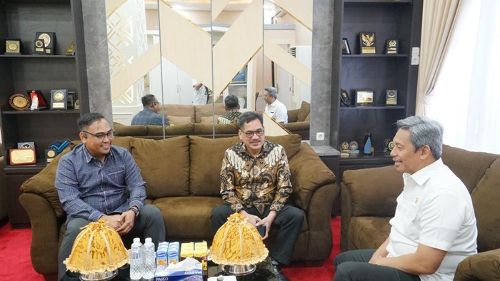 Kepala Bapenda Sidrap Muhammad Yusuf saat menerima SK Pj Sekda Sidrap di Kantor Gubernur Sulsel.