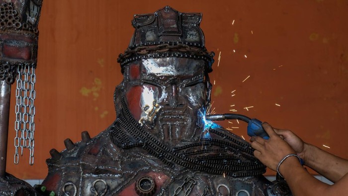 Perajin menyelesaikan pesanan robot karakter berbahan limbah onderdil otomotif di bengkel seni Al Ikhlas, Solo, Jawa Tengah, Kamis (4/1/2024). Pemerintah terus mendorong pencapaian target kontribusi ekspor produk Usaha Mikro Kecil Menengah (UMKM) sebesar 17 persen pada tahun 2024, di mana kontribusi produk UMKM terhadap ekspor nasional pada Desember 2023 sebesar 15,7 persen. ANTARAFOTO/Maulana Surya/foc.