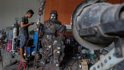 Keren! Bengkel Ini Sulap Limbah Onderdil Jadi Robot Karakter buat Diekspor