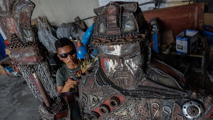 Perajin menyelesaikan pesanan robot karakter berbahan limbah onderdil otomotif di bengkel seni Al Ikhlas, Solo, Jawa Tengah, Kamis (4/1/2024). Pemerintah terus mendorong pencapaian target kontribusi ekspor produk Usaha Mikro Kecil Menengah (UMKM) sebesar 17 persen pada tahun 2024, di mana kontribusi produk UMKM terhadap ekspor nasional pada Desember 2023 sebesar 15,7 persen. ANTARAFOTO/Maulana Surya/foc.