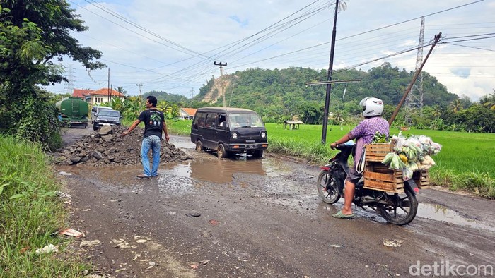 Kerusakan jalan di  Kampung Benteng, Desa Jayanti, Kecamatan Palabuhanratu, Kabupaten Sukabumi