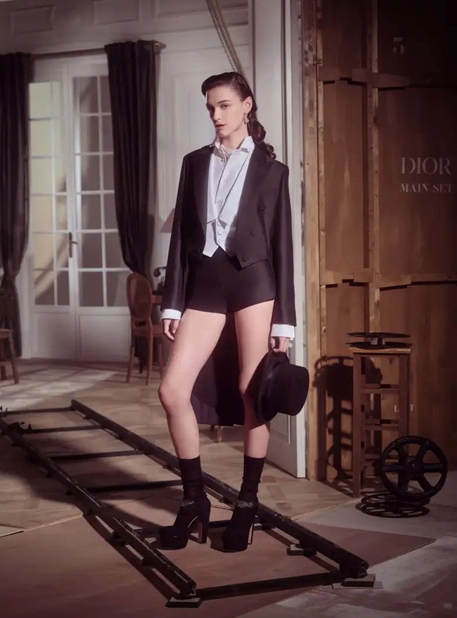 Inilah koleksi-koleksi terbaru Christian Dior Pre Fall 2024. Untuk koleksi pra musim gugur Dior, Maria Grazia Chiuri terinspirasi oleh Marlene Dietrich, aktris lawas yang populer di tahun 30-an dan 40-an. Foto: Dok. Christian Dior.
