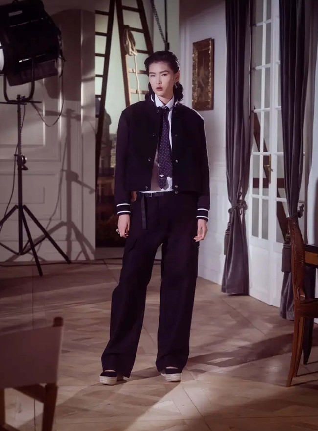 Inilah koleksi-koleksi terbaru Christian Dior Pre Fall 2024. Untuk koleksi pra musim gugur Dior, Maria Grazia Chiuri terinspirasi oleh Marlene Dietrich, aktris lawas yang populer di tahun 30-an dan 40-an. Foto: Dok. Christian Dior.