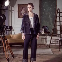 Inilah koleksi-koleksi terbaru Christian Dior Pre Fall 2024. Untuk koleksi pra musim gugur Dior, Maria Grazia Chiuri terinspirasi oleh Marlene Dietrich, aktris lawas yang populer di tahun 30-an dan 40-an. Foto: Dok. Christian Dior.