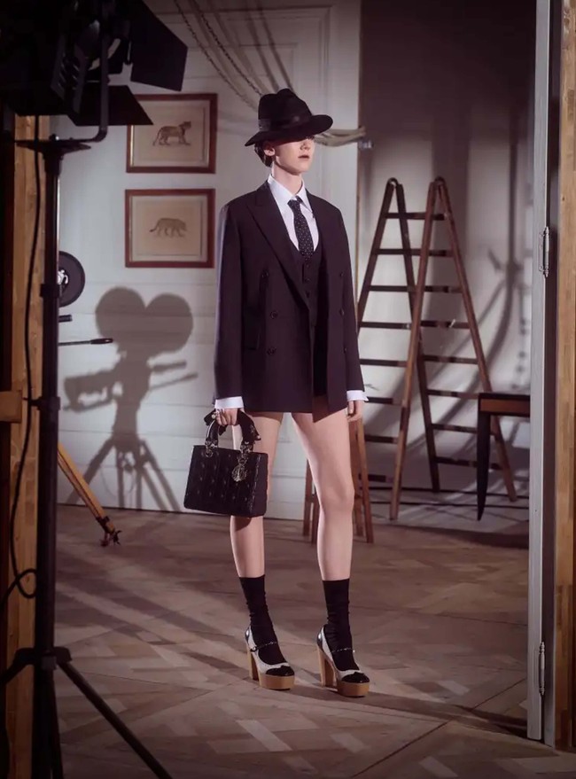 Inilah koleksi-koleksi terbaru Christian Dior Pre Fall 2024. Untuk koleksi pra musim gugur Dior, Maria Grazia Chiuri terinspirasi oleh Marlene Dietrich, aktris lawas yang populer di tahun 30-an dan 40-an. Foto: Dok. Christian Dior.