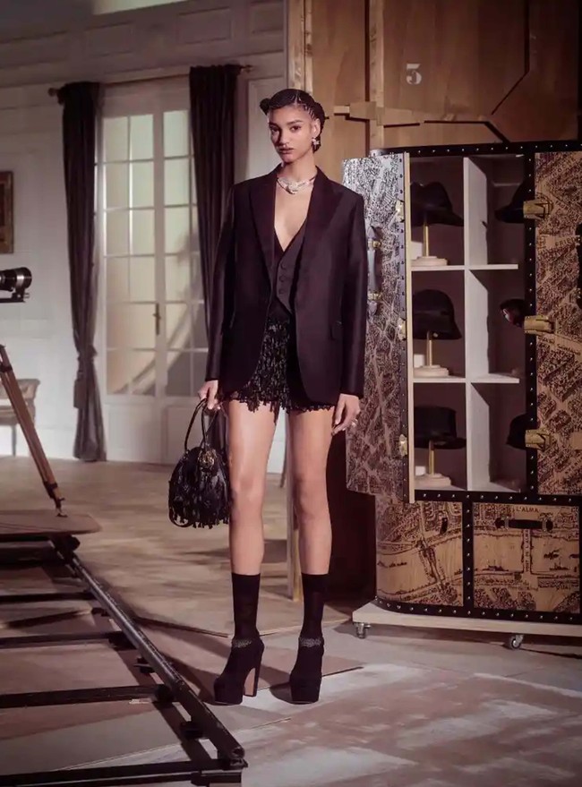 Inilah koleksi-koleksi terbaru Christian Dior Pre Fall 2024. Untuk koleksi pra musim gugur Dior, Maria Grazia Chiuri terinspirasi oleh Marlene Dietrich, aktris lawas yang populer di tahun 30-an dan 40-an. Foto: Dok. Christian Dior.