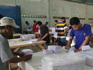 Suasana Pelipatan Surat Suara Pemilu 2024 di Lebak Banten