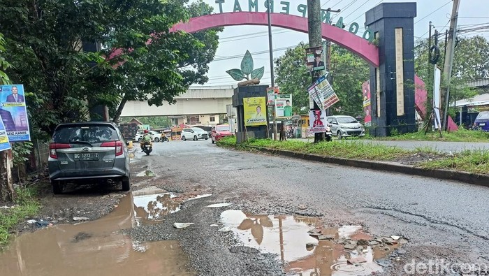 Kondisi Jalan Opi Jakabaring Kabupaten Banyuasin rusak parah berlubang.