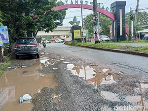 Masyarakat Mengeluh Jalan Opi Raya Banyuasin Rusak Berlubang