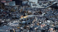 Si jago merah melalap kios dan rumah-rumah pedagang. Hal ini sangat disayangkan, karena musim kepiting akan segera tiba.