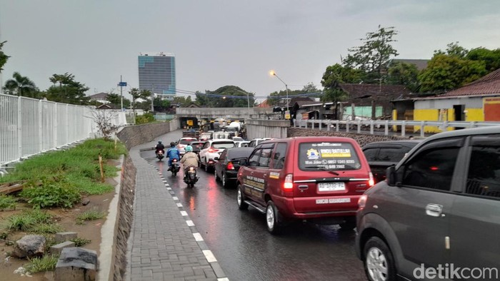 Kondisi lalu lintas di sekitar Viaduk Gilingan Solo, Kamis (4/1/2024) pukul 17.10 WIB.