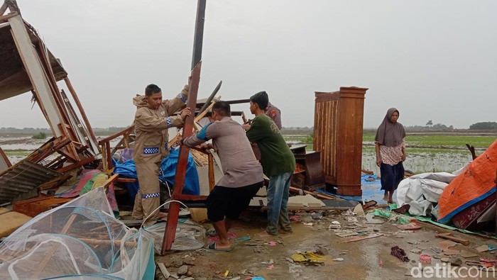 Kondisi rumah warga di Blok Karangpandan Desa Juntinyuat, Kecamatan Juntinyuat, Kabupaten Indramayu rusak dihantam angin puting beliung, Kamis (4/1/2024).
