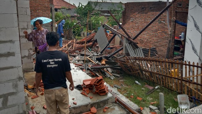 Kondisi rumah warga rusak dihantam angin puting beliung di Desa Juntinyuat, Kecamatan Juntinyuat, Kabupaten Indramayu, Kamis (4/1/2024).
