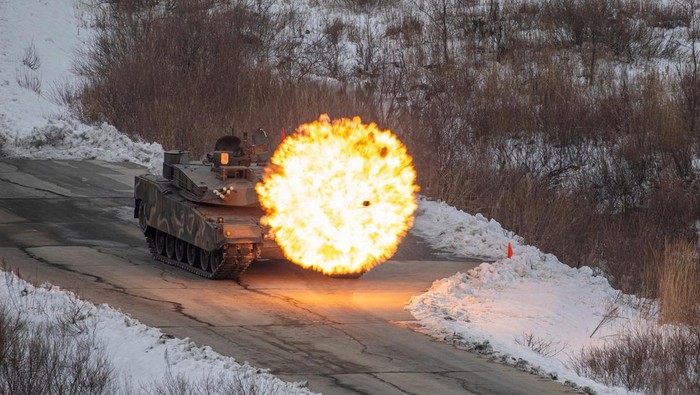 Korsel-AS Gelar Latihan Militer Gabungan di Zona Demiliterisasi South Korean army K1A2 tanks take part in a joint combat firing drill between South Korean and U.S. troops near the demilitarized zone separating two Koreas, in Pocheon, South Korea, January 2, 2024. The Defense Ministry/Handout via REUTERS ATTENTION EDITORS - THIS IMAGE HAS BEEN SUPPLIED BY A THIRD PARTY.