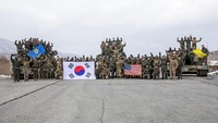 Pernyataan itu ia sampaikan saat pertemuan malam tahun baru dengan para perwira tinggi Korea Utara di Pyongyang. Kim Jong Un meminta bawahannya saat itu untuk memusnahkan Korea Selatan dan Amerika Serikat jika terus memprovokasi.