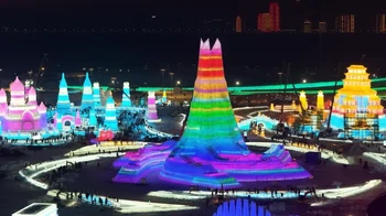 Beberapa karya pahatan di antaranya bahkan menambahkan lampu di dalam es sehingga tampak memukau pengunjung festival di malam hari. Foto: The Sun