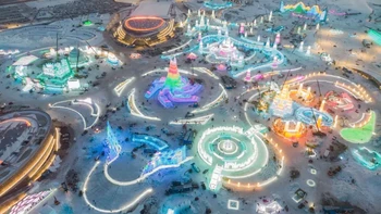 Ada berbagai macam aktivitas salju mulai dari ski, labirin es, dan seluncuran es. Foto: The Sun