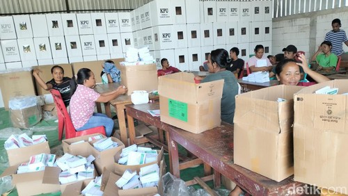 Petugas sedang sortir dan melipat surat suara pemilu 2024 di gudang Logistik KPU Manggarai Barat di Labuan Bajo, Rabu (20/12/2023) (Ambrosius Ardin)