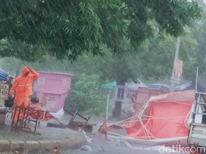 Lapak PKL di Lapangan Merdeka Delanggu, Klaten, tergelimpang ke jalan imbas angin kencang yang melanda pada Rabu (3/1/2024).