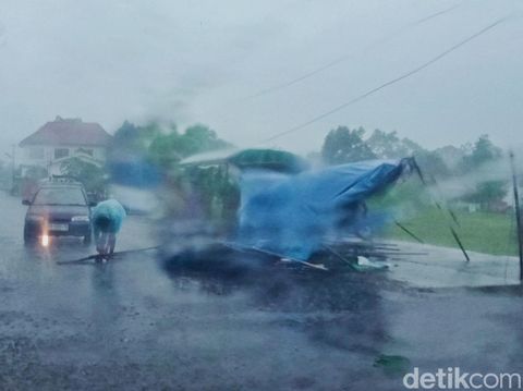 Lapak PKL di Lapangan Merdeka Delanggu, Klaten, tergelimpang ke jalan imbas angin kencang yang melanda pada Rabu (3/1/2024).