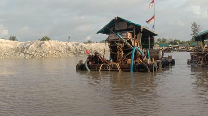 Lokasi tambang tak jauh dari bibir pantai di Kabupaten Bangka Barat.