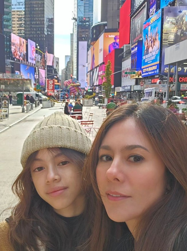 London diketahui merupakan anak Wulan Guritno, hasil pernikahannya dengan Adilla Dimitri. Lahir pada tahun 2010, London kini baru berusia 13 tahun. Foto: Instagram/@londonisnthere/@wulanguritno